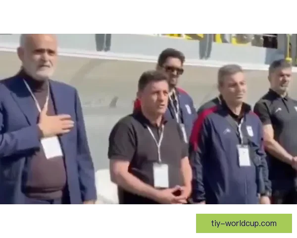 伊朗男足含泪悼念遇难学生